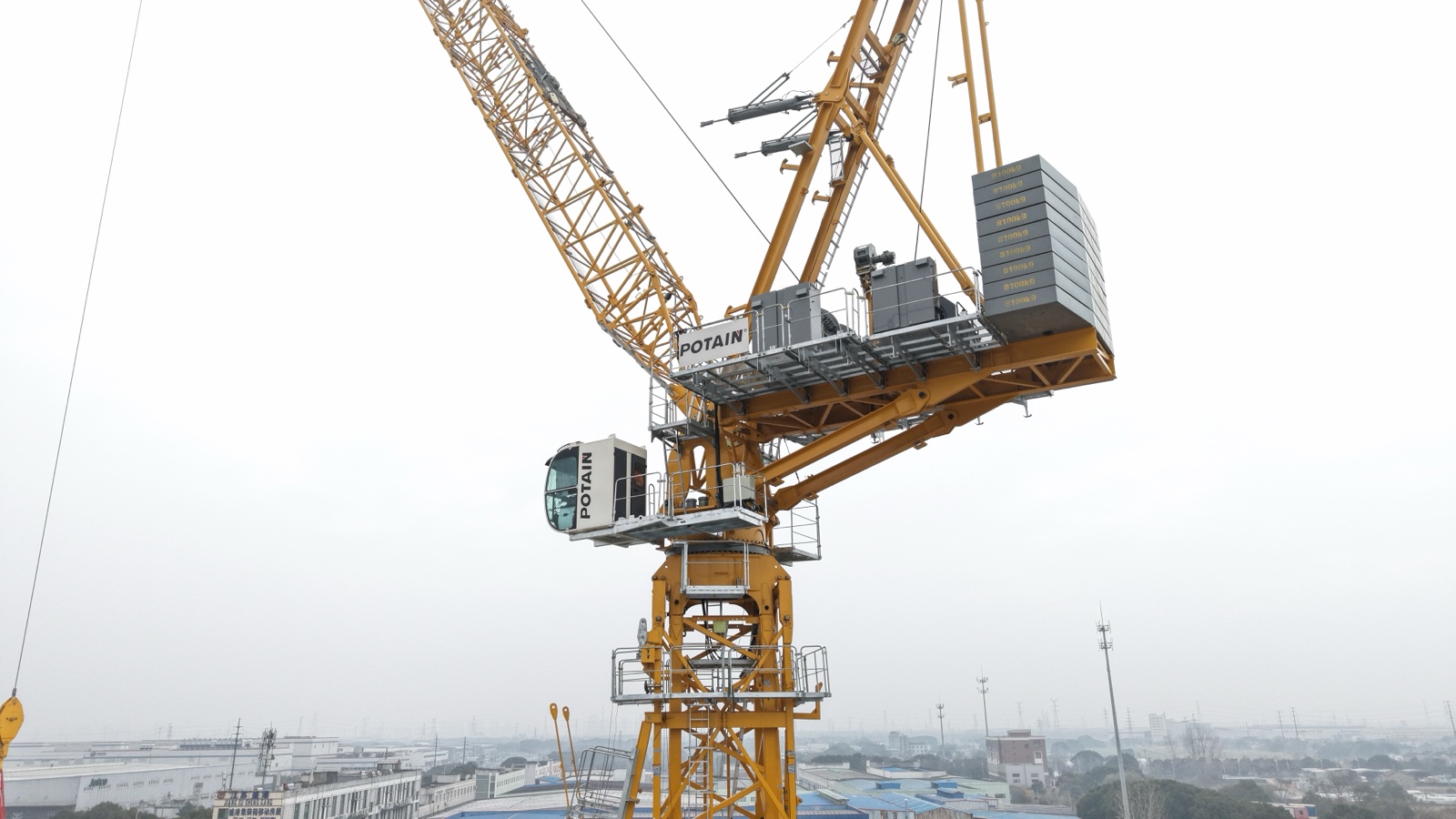 Heavy lift tower crane slewing unit and cab